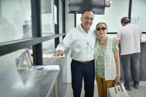 Alcalde de Ahome acompaña a su mamá a pagar el predial.